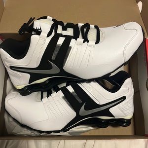 NWT. NIKE SHOX CURRENT
